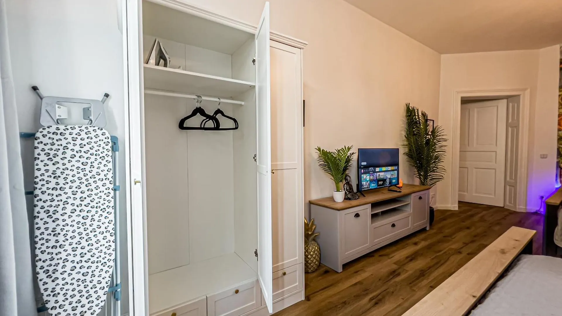 Apartment Grosse 3 Schlafzimmer Unterkunft Mit Kueche, Bad, Waschmaschine & Balkon Am Zoo Leipzig