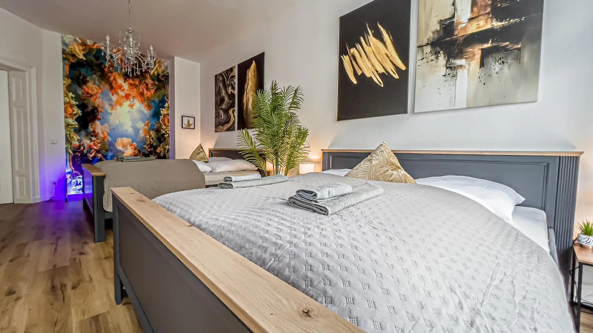 Grosse 3 Schlafzimmer Unterkunft Mit Kueche, Bad, Waschmaschine & Balkon Am Zoo Leipzig