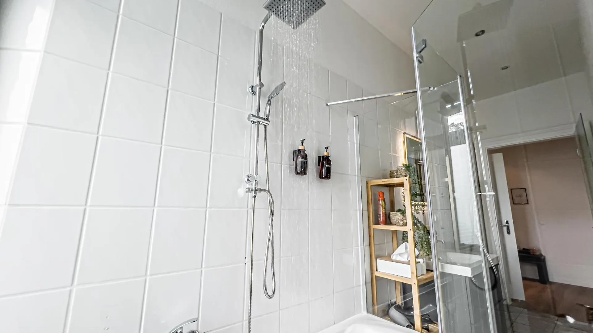 Grosse 3 Schlafzimmer Unterkunft Mit Kueche, Bad, Waschmaschine & Balkon Am Zoo Leipzig Apartment
