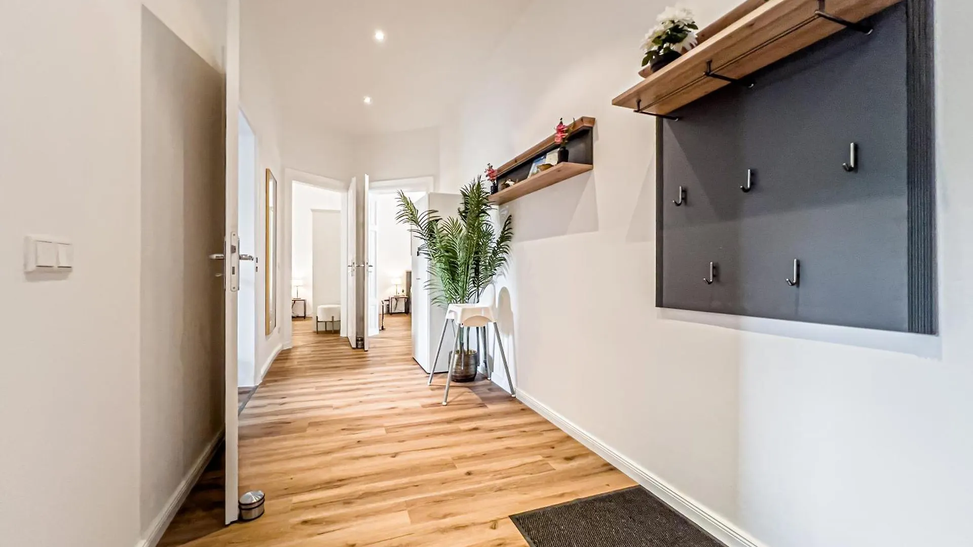 Grosse 3 Schlafzimmer Unterkunft Mit Kueche, Bad, Waschmaschine & Balkon Am Zoo Leipzig Apartment
