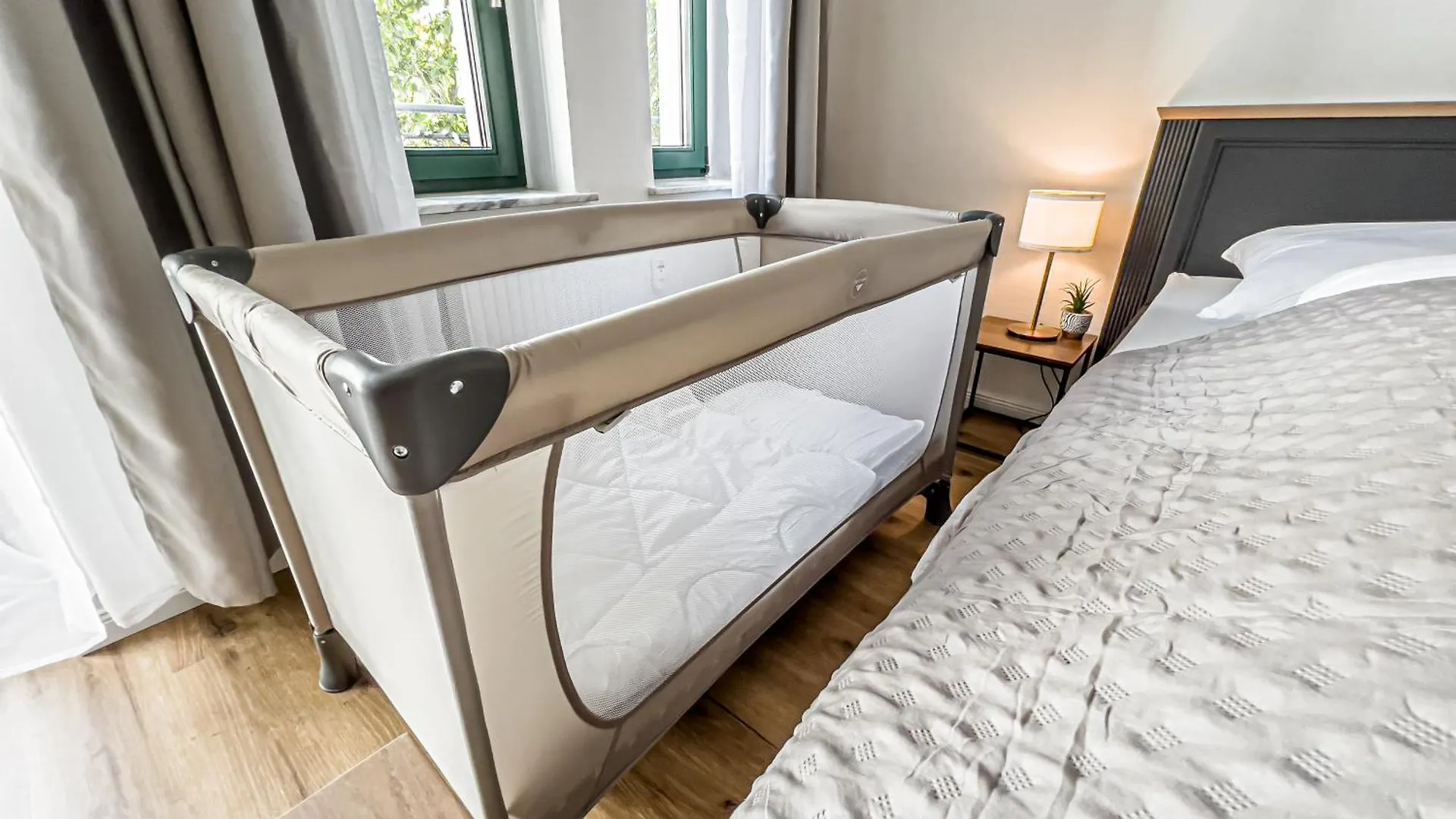 Grosse 3 Schlafzimmer Unterkunft Mit Kueche, Bad, Waschmaschine & Balkon Am Zoo Leipzig