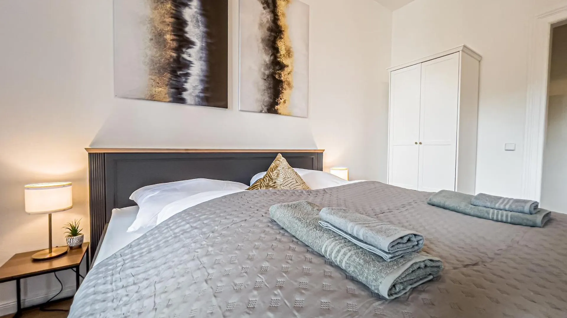 Grosse 3 Schlafzimmer Unterkunft Mit Kueche, Bad, Waschmaschine & Balkon Am Zoo Leipzig