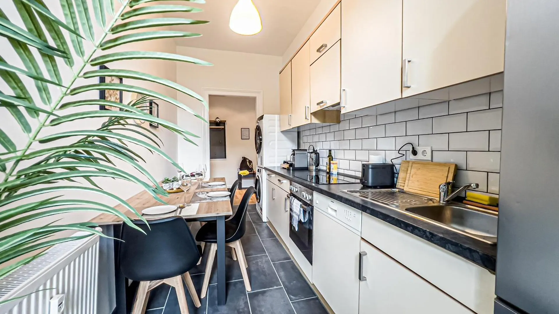 Apartment Grosse 3 Schlafzimmer Unterkunft Mit Kueche, Bad, Waschmaschine & Balkon Am Zoo Leipzig
