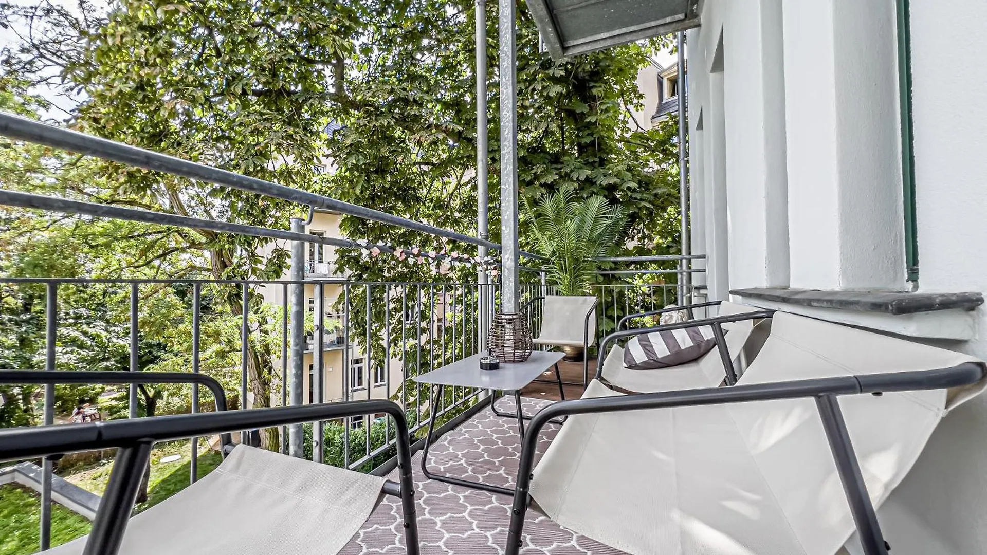 Grosse 3 Schlafzimmer Unterkunft Mit Kueche, Bad, Waschmaschine & Balkon Am Zoo Leipzig