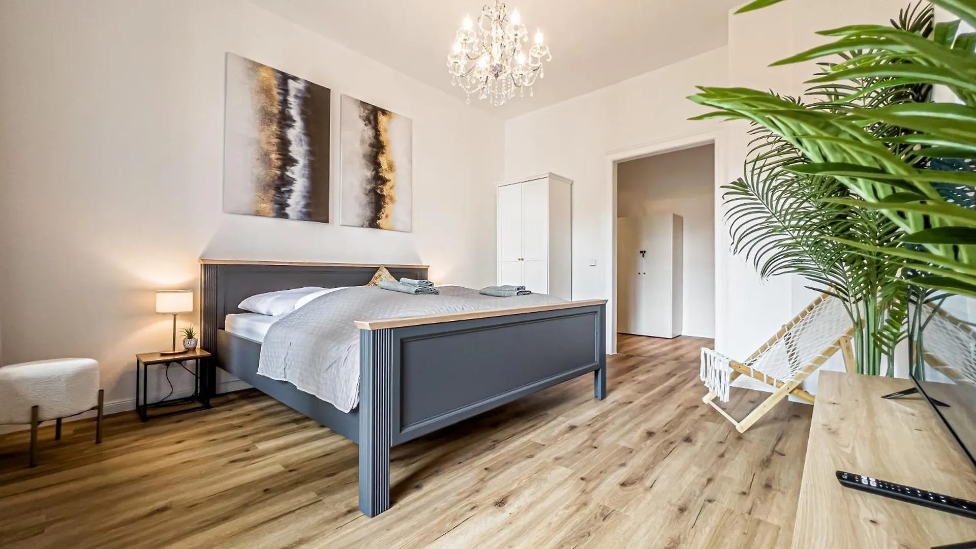 Grosse 3 Schlafzimmer Unterkunft Mit Kueche, Bad, Waschmaschine & Balkon Am Zoo Leipzig 0*,