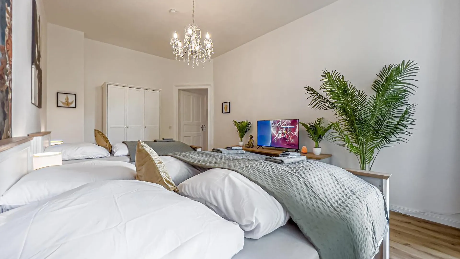 Grosse 3 Schlafzimmer Unterkunft Mit Kueche, Bad, Waschmaschine & Balkon Am Zoo Leipzig 0*,  Germany