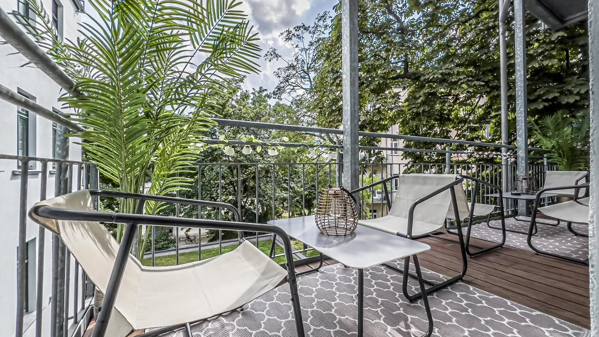 Grosse 3 Schlafzimmer Unterkunft Mit Kueche, Bad, Waschmaschine & Balkon Am Zoo Leipzig Apartment