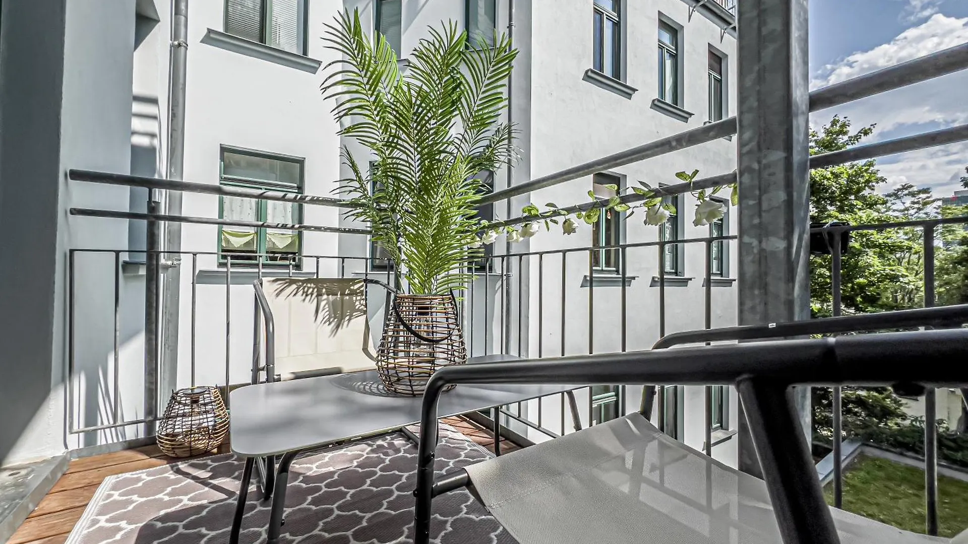 Apartment Grosse 3 Schlafzimmer Unterkunft Mit Kueche, Bad, Waschmaschine & Balkon Am Zoo Leipzig