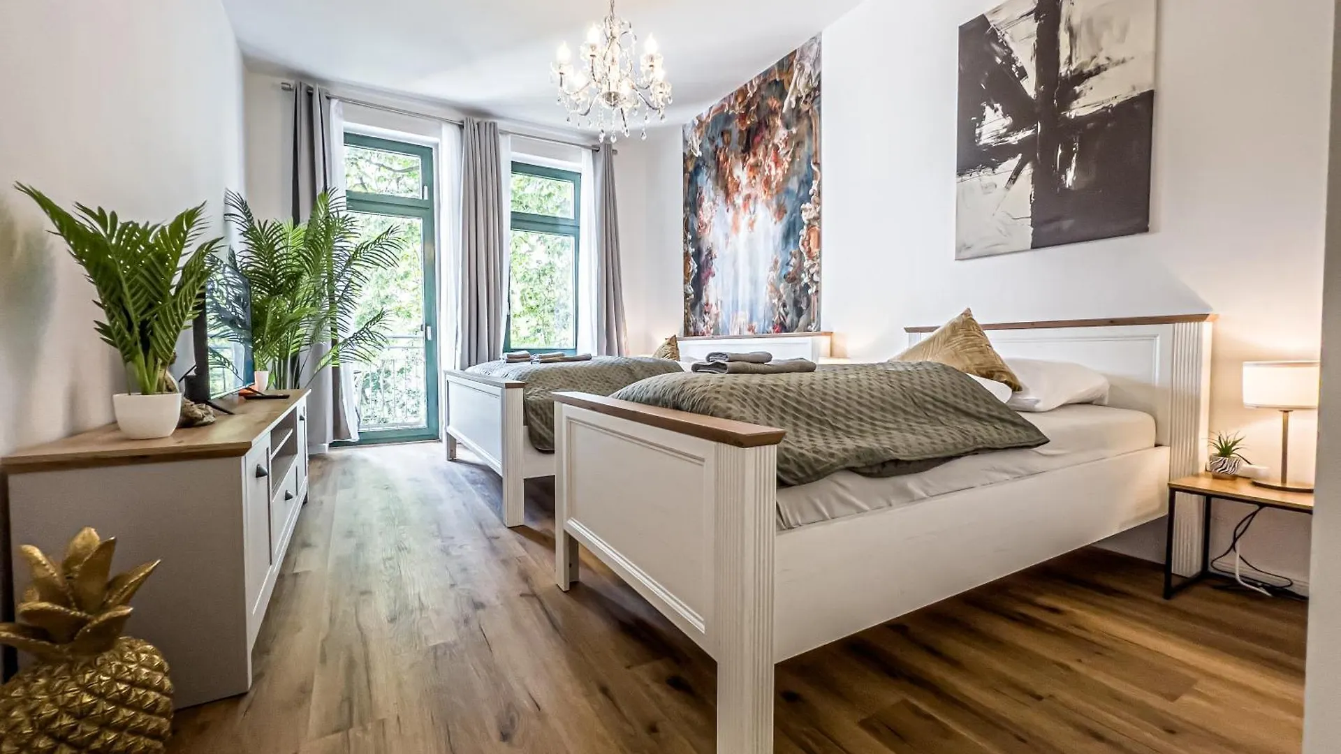 Grosse 3 Schlafzimmer Unterkunft Mit Kueche, Bad, Waschmaschine & Balkon Am Zoo Leipzig 0*,  Germany