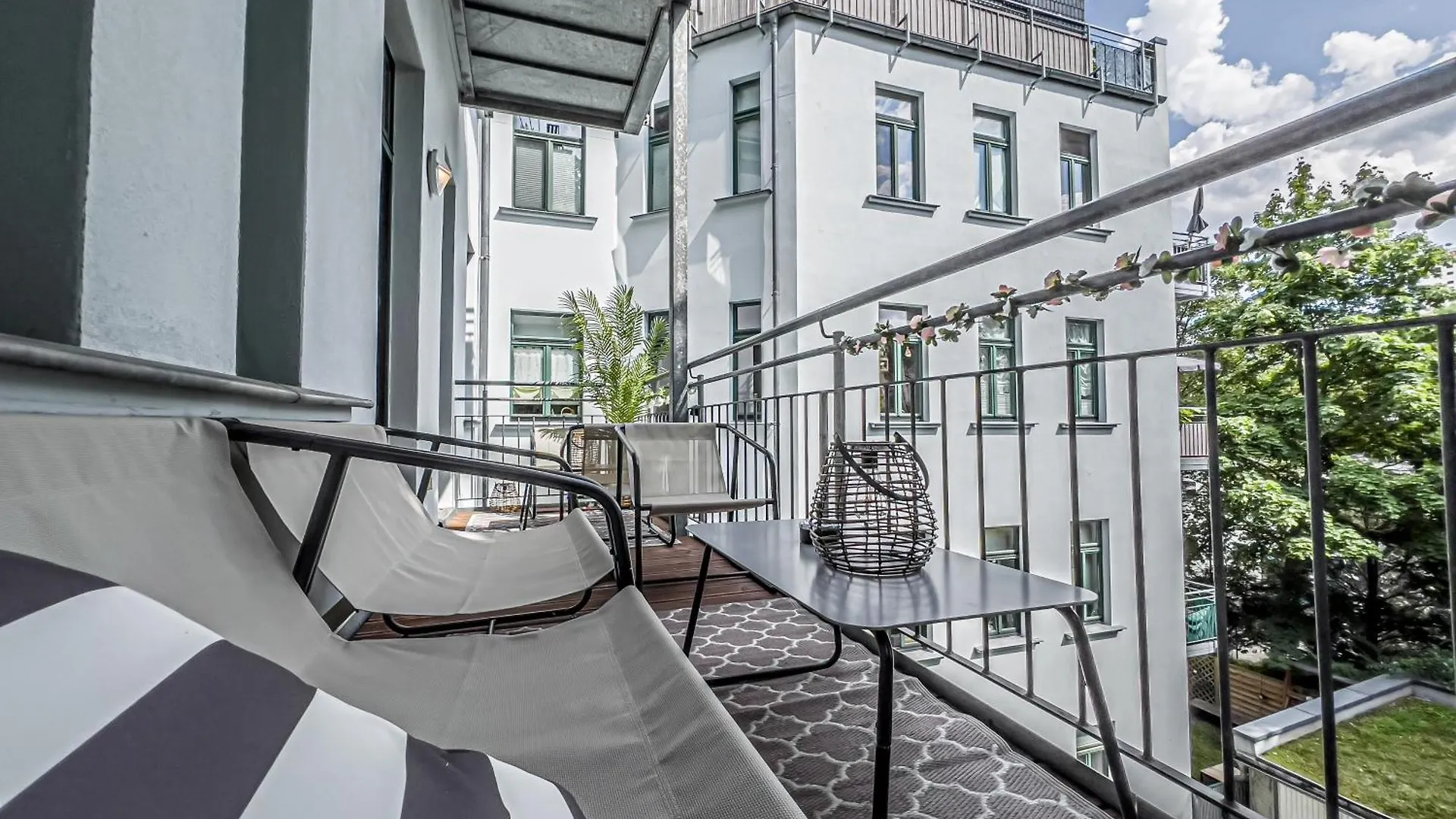Apartment Grosse 3 Schlafzimmer Unterkunft Mit Kueche, Bad, Waschmaschine & Balkon Am Zoo Leipzig