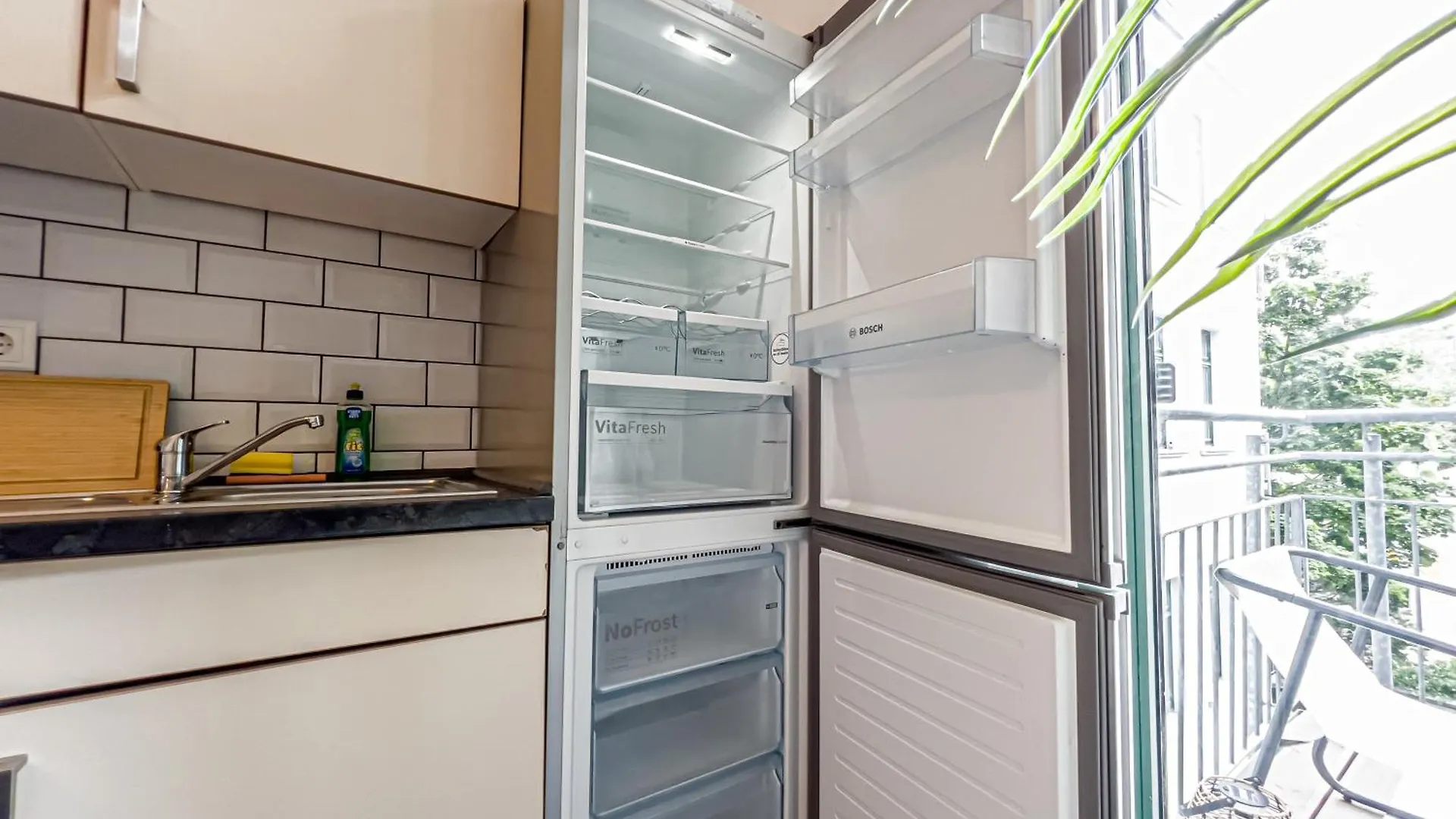 Grosse 3 Schlafzimmer Unterkunft Mit Kueche, Bad, Waschmaschine & Balkon Am Zoo Leipzig 0*,  Germany
